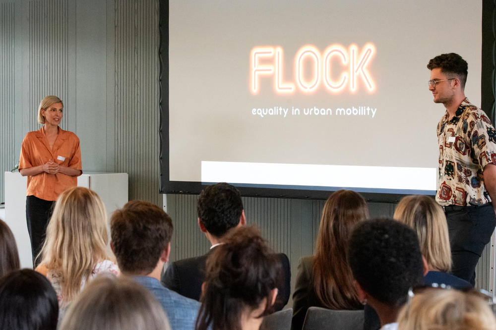 Aylin Shakibi und Team bei der Präsenation ihrer App FLOCK auf der Abschlussveranstaltung der Research To Market Challenge