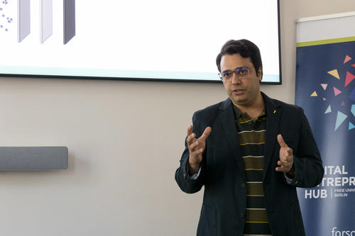 Dr. Vahid Ahmadi bei der Beamer-Präsentation von Novirall
