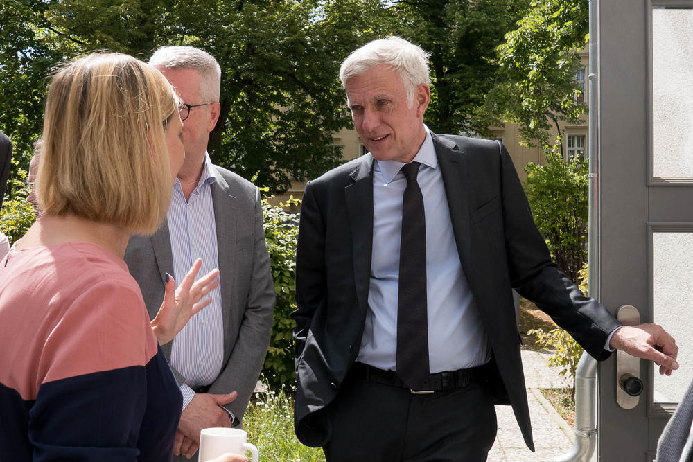 Wirtschaftssenator Stephan Schwarz zu Besuch in der Startup Villa, Unterhaltung während der Kaffeepause im Garten