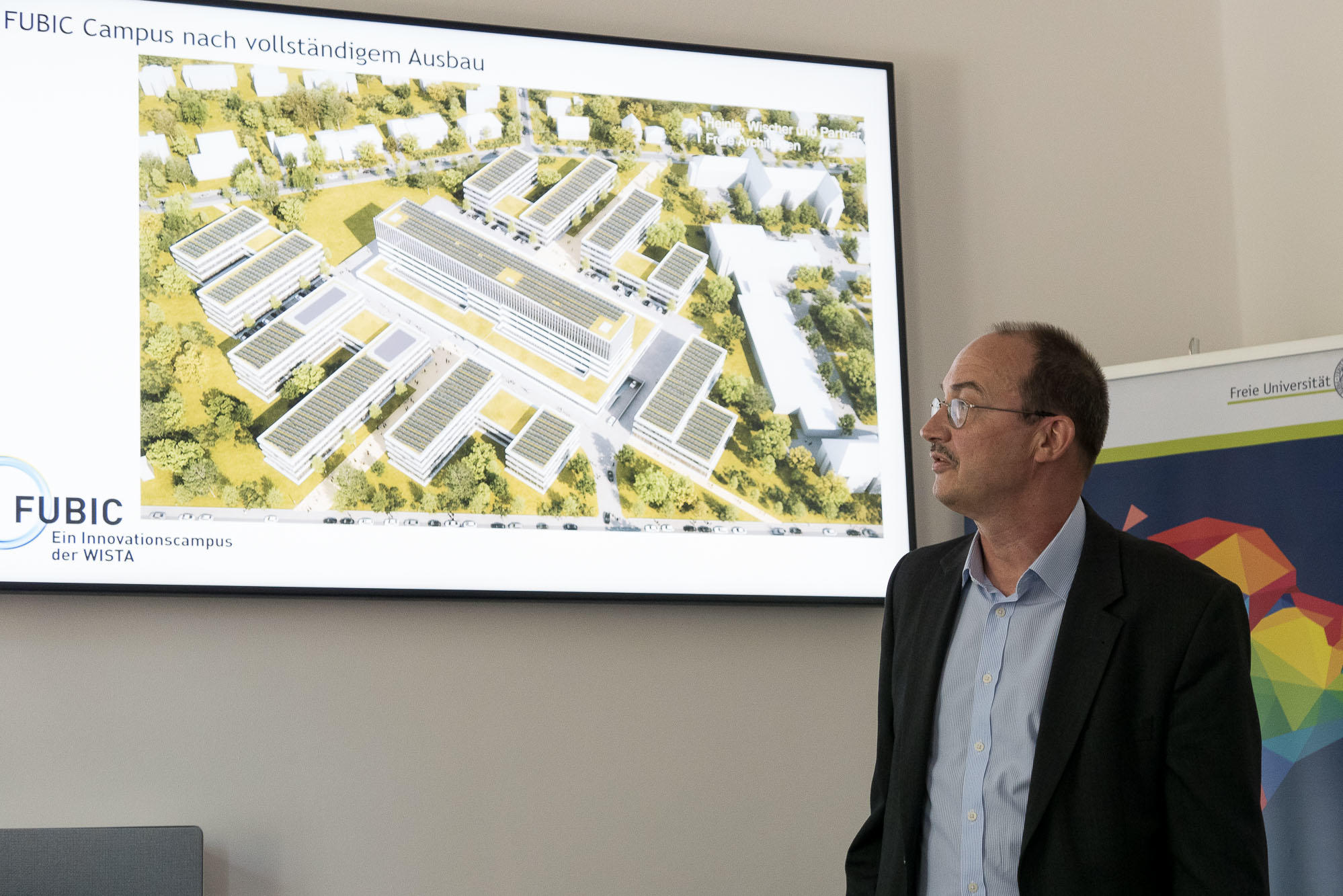 Jörg Israel bei der Beamer-Präsentation der Technologie- und Gründungszentrums FUBIC
