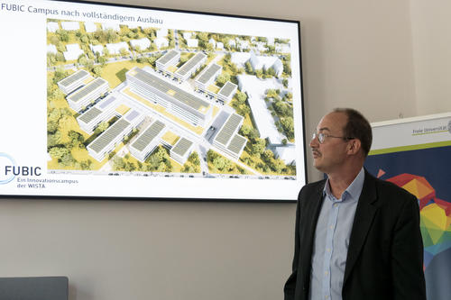Jörg Israel bei der Beamer-Präsentation der Technologie- und Gründungszentrums FUBIC