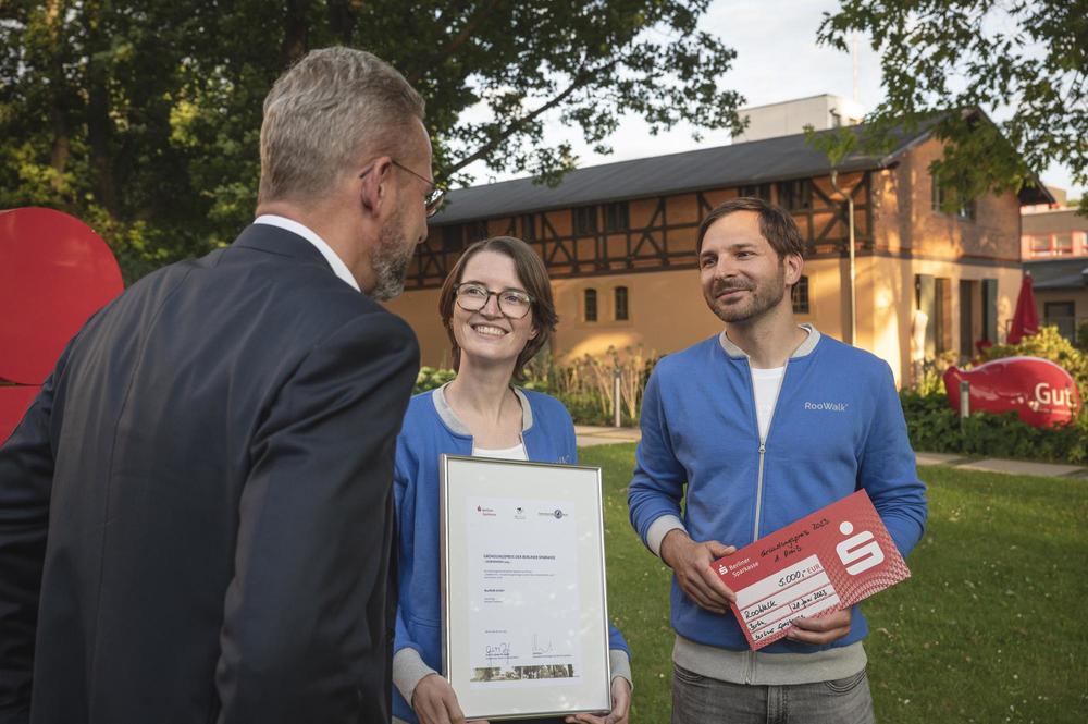 Glückwunsch zum Gründungspreis: Zusammen mit der Ingenieurin Maria Enge entwickelte der promovierte Ingenieur Benjamin Pardowitz die erste intelligente Gehhilfe für Kinder mit angeborenen oder erworbenen neuromuskulären Erkrankungen.
