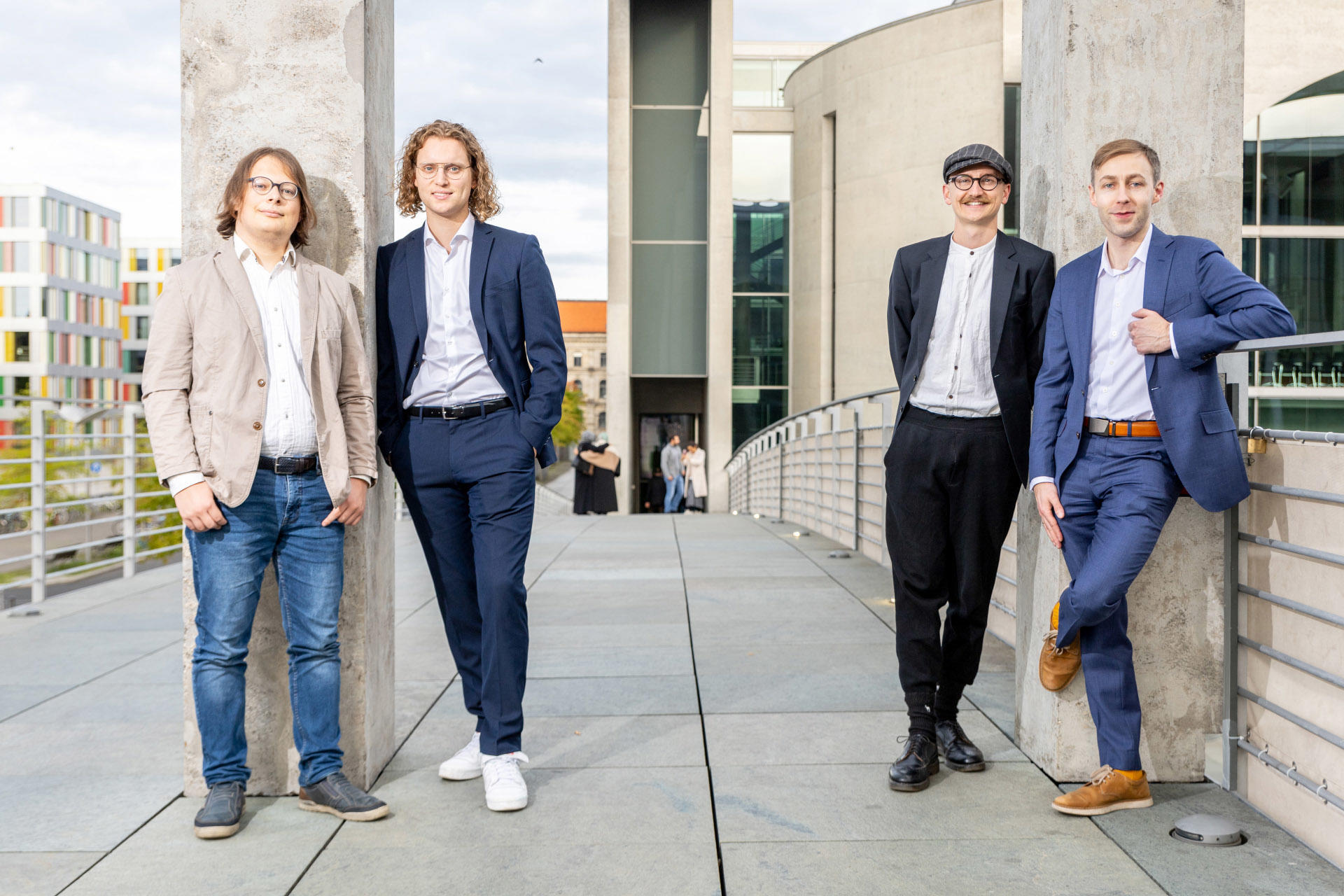 Vier Gründer von iur.crowd im Teamfoto mit Gebäuden im Hintergrund