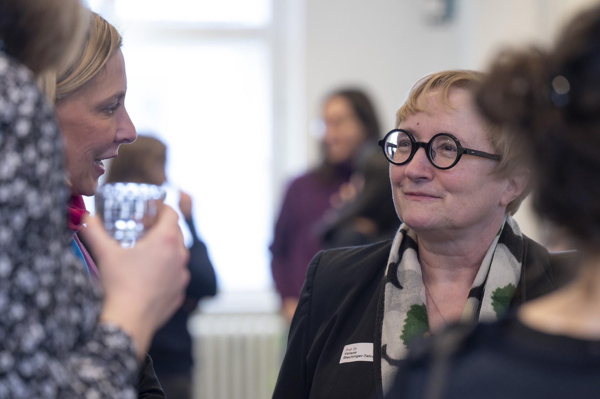 Beim Netzwerken: Verena Blechinger-Talcott (rechts), Erste Vizepräsidentin der Freien Universität, und Aneta Bärwolf (links), Leiterin von Profund Innovation.