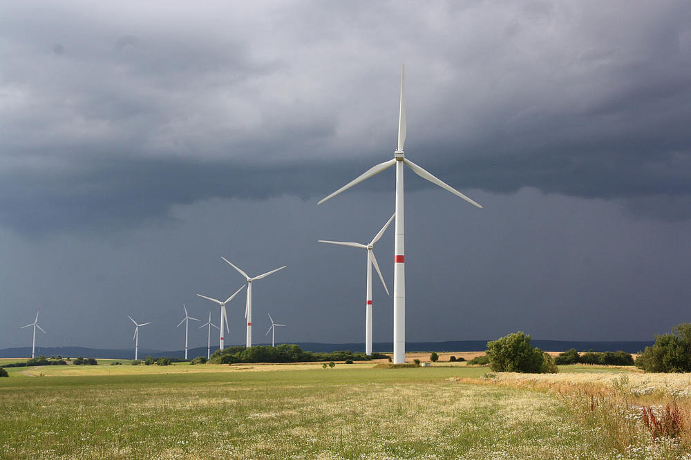 Energiewende? Ja, aber nicht vor der eigenen Haustür. Oft spaltet ein Plan für einen neuen Windpark die Anwohner*innen in der Nachbarschaft.