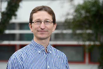 Physikprofessor Karsten Heyne hat bereits an der Gründung der Humedics GmbH mitgewirkt. Das Unternehmen wurde mit dem Berliner Innovationspreis ausgezeichnet.