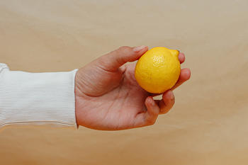 Die chemische Verbindung Limonen ist in der Schale von Zitrusfrüchten wie Zitronen, Limetten und Orangen enthalten und wird von der Leber abgebaut.