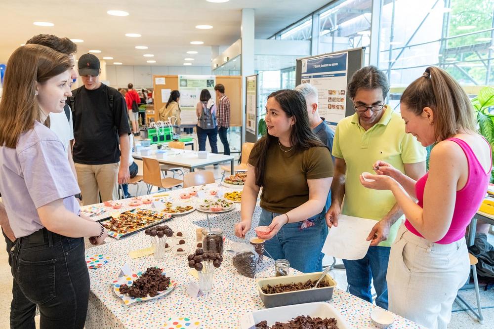 Am Insektenbuffet des Instituts für Biologie auf der Langen Nacht der Wissenschaften im Sommer 2023 kamen Snacks mit Insekten gut an.