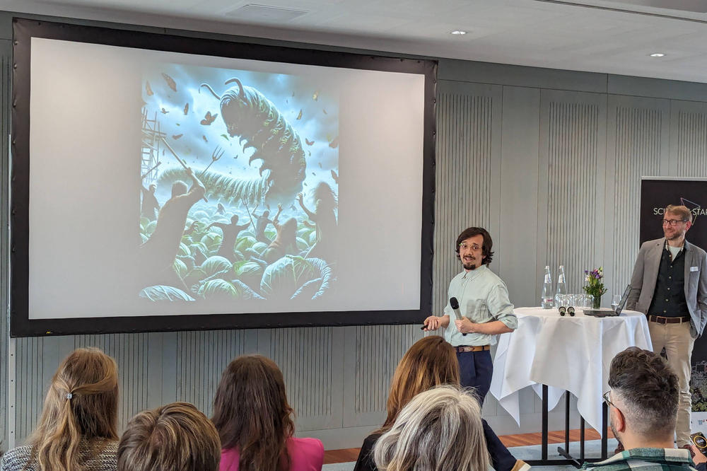 Luis R. Paniagua Voirol (Mitte) und Mitja Remus-Emsermann (rechts) haben einen bakteriellen Booster für biologische Insektizide entwickelt.