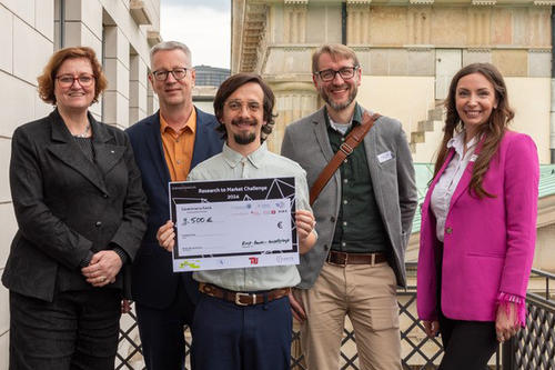 Dr. Ina Czyborra (links), Prof. Dr. Günter M. Ziegler (2.v.l.) und Oleksandra Ambach (links) von der Berliner Sparkasse gratulierten dem Team.