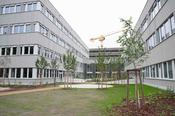Die FU Berlin ist Ankermieter für 800 Quadratmeter hochwertige Laborfläche im FUHUB, ausgestattet mit modernster Technik, fußläufig zu den Forschungslaboren der Chemie und Physik sowie zur Bundesanstalt für Materialforschung und -prüfung.