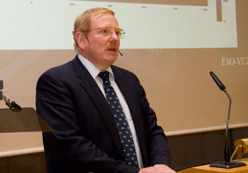 Professor Reinhard Genzel bei seinem Vortrag über massive Schwarze Löcher und Galaxien