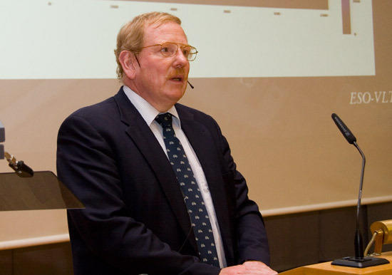Professor Reinhard Genzel bei seinem Vortrag über massive Schwarze Löcher und Galaxien