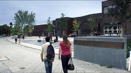 Szene aus dem neuen Filmporträt der Freien Universität: Studierende auf dem Dahlemer Campus