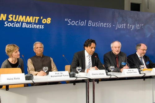 Pressekonferenz beim "Vision Summit" 2008 mit dem Friedensnobelpreisträger Prof. Yunus (2. v.links)