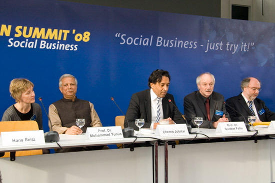 Pressekonferenz beim "Vision Summit" 2008 mit dem Friedensnobelpreisträger Prof. Yunus (2. v.links)