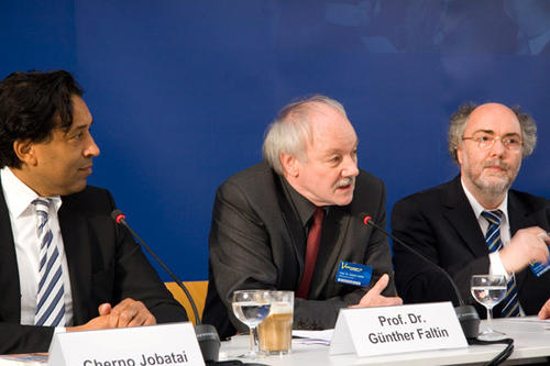 Moderator Cherno Jobatey (links), Prof. Dr. Günther Faltin vom Arbeitsbereich Entrepreneurship der Freien Universität (mitte), Peter Spiegel, Leiter des GENISIS Instituts (rechts)