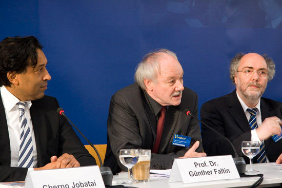 Moderator Cherno Jobatey (links), Prof. Dr. Günther Faltin vom Arbeitsbereich Entrepreneurship der Freien Universität (mitte), Peter Spiegel, Leiter des GENISIS Instituts (rechts)