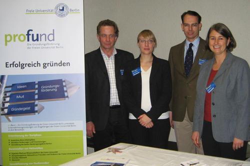 Mitarbeiter von profund, der Gründungsförderung der Freien Universität: von links nach rechts: Patrik Varadinek, Nele Kampffmeyer, Dr. Lennart Brand, Elisabeth Busse