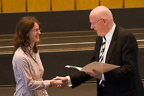 Präsident Professor Lenzen begrüßt die Studentin Sophie Marie Knell, die dieses Semester ihr Studium am Fachbereich Mathematik und Informatik aufnimmt