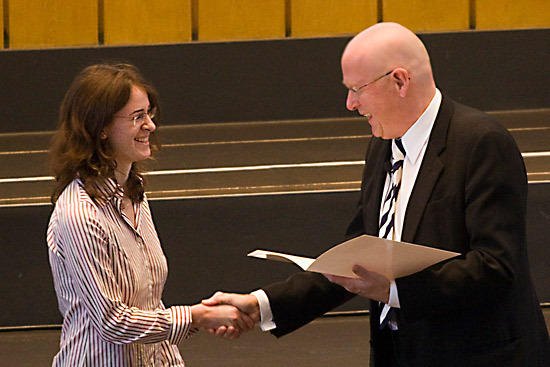 Präsident Professor Lenzen begrüßt die Studentin Sophie Marie Knell, die dieses Semester ihr Studium am Fachbereich Mathematik und Informatik aufnimmt