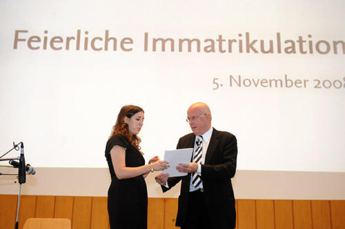 Präsident Professor Lenzen überreicht den DAAD-Preis für herausragende Leistungen ausländischer Studierende an die Studentin Roxana Popescu (Rumänien) aus dem Fachbereich Rechtswissenschaften
