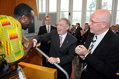 Bild: Bundespräsident Horst Köhler bedankt sich bei der Trommlergruppe Adikanfo, die bei der Immatrikulationsfeier im Audimax des Henry-Ford-Baus spielte