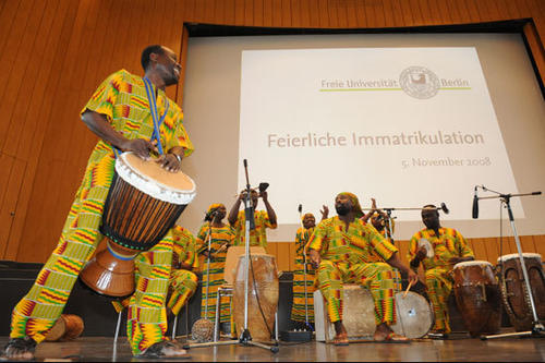 Musikalisches Rahmenprogramm mit der ghanaischen Trommlergruppe Adikanfo