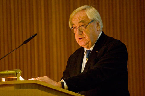 Cees Nooteboom ist durch die Essays in seinen Berlijnse notities (1990; dt. 1991: Berliner Notizen) auf besondere Weise mit der Stadt Berlin und ihrer bewegten Geschichte verbunden