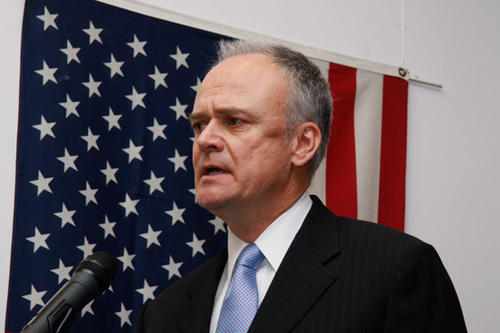 Der kanadische Botschafter, Peter Michael Boehm, vor einer US-Fahne der Ausstellung „American Flag Project“ in der Bibliothek des John-F.-Kennedy-Instituts