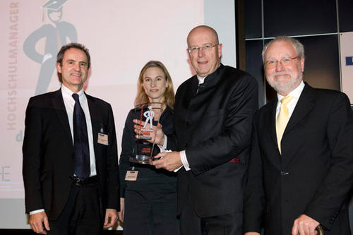 (v.l.n.r.) Prof. Dr. Gerhard Schmitt, Vizepräsident der ETH Zürich; Marion Schmidt, FTD; Prof. Dr. Dieter Lenzen, Präsident der Freien Universität; Prof. Dr. Detlef Müller-Böling