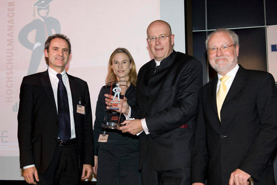 (v.l.n.r.) Prof. Dr. Gerhard Schmitt, Vizepräsident der ETH Zürich; Marion Schmidt, FTD; Prof. Dr. Dieter Lenzen, Präsident der Freien Universität; Prof. Dr. Detlef Müller-Böling