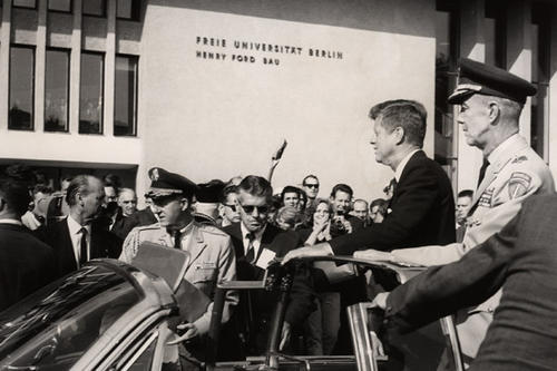 Der Präsident der Vereinigten Staaten, John F. Kennedy, besucht 1963 die Freie Universität.