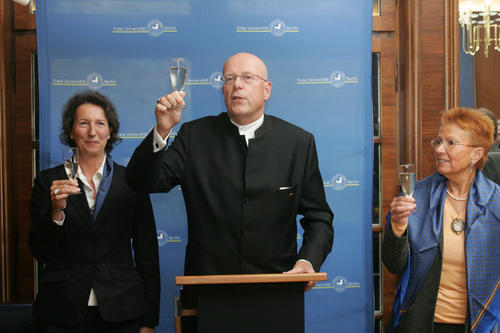 19. Oktober 2007: Die Freie Universität wird ausgezeichnet in der Exzellenzinitiative des Bundes und der Länder. Von links nach rechts: Prof. Dr. Ursula Lehmkuhl, Prof. Dr. Dieter Lenzen, Prof. Dr. Christine Keitel-Kreidt