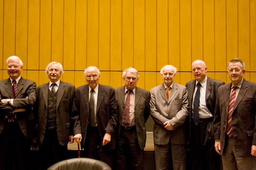 Das Podium von links nach rechts: Peter Gaehtgens, Johann Wilhelm Gerlach, Eberhard Lämmert, Rolf Kreibich, Uwe Schlicht, Dieter Lenzen und Dieter Heckelmann
