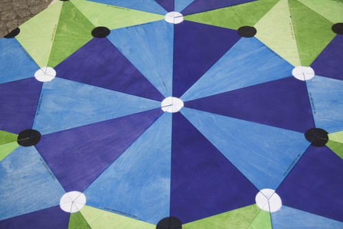 Muster, die sich nie wiederholen: Penrose-Riesen-Puzzle am Tag der Mathematik in Dahlem