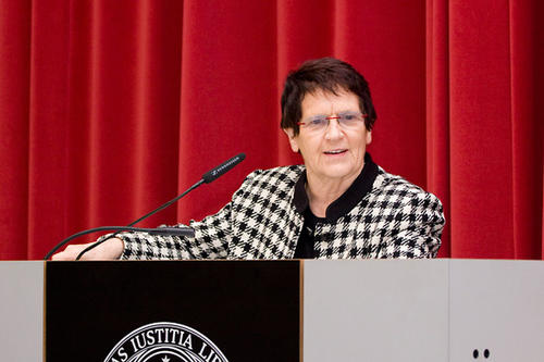 Bundestagspräsidentin a.D. Prof. Rita Süssmuth würdigte in ihrer Laudatio die Preisträgerin als langjährige Mitstreiterin in der Abteilung Frauenpolitik des Bundesministeriums für Jugend, Familie, Frauen und Gesundheit.