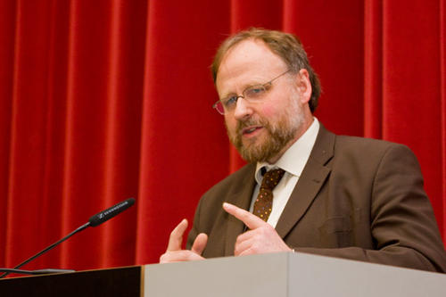 Prof. Heiner Bielefeld, Direktor des Deutschen Instituts für Menschenrechte, bei seiner Laudatio für Dr. Hanna Beate Schöpp-Schilling