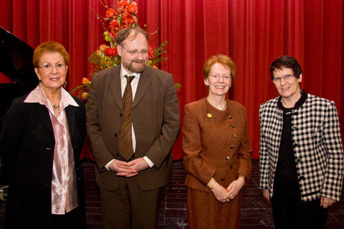 v.l.n.r.: Die Vizepräsidentin der Freien Universität Prof. Christine Keitel-Kreidt, Prof. Heiner Bielefeld, Dr. Hanna Beate Schöpp-Schilling und Prof. Rita Süssmuth