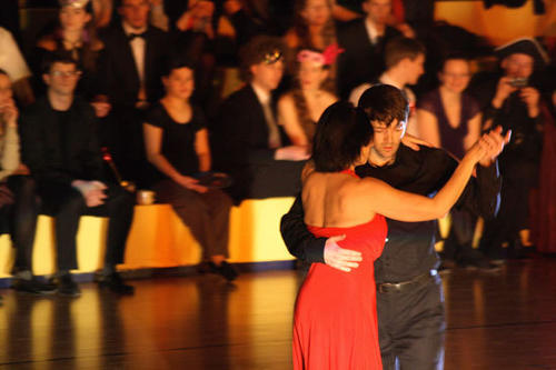 Eng umschlungen und unter den bewundernden Blicken der anderen Tänzer schwebte das "Tango Argentino"-Paar über das Parkett