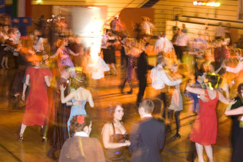 Buntes Treiben auf der Fläche beim Maskenball