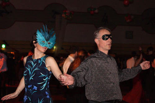 In eine Promenade tanzt dieses Paar im Cha-Cha-Cha