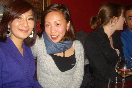 Im Pub statt im Hörsaal: Die Studentinnen Tunga (links) und Haejin (Mitte) treffen beim Stammtisch auf Kommilitonen aus der ganzen Welt