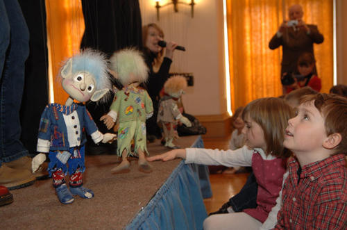 Kindergartenkinder freunden sich mit den Kistenkobolden Zornibold, Heulibold, Bibberbold und Freudibold an