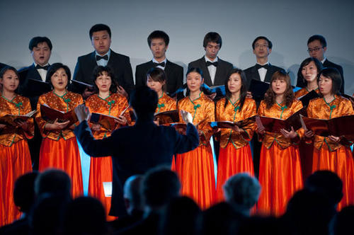 Der Chinesische Akademikerchor Berlin singt zur Eröffnung