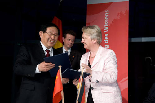 Bundesbildungsministerin Annette Schavan und der Minister für Wissenschaft und Technologie der Volksrepublik China, Prof. Dr. Wan Gang