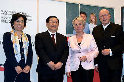 Chen Xiaoya, Vizeministerin Chinas für Bildung, Prof. Dr. Wan Gang, Minister Chinas für Wissenschaft und Technologie, Bundesbildungsministerin Prof. Dr. A. Schavan, Prof. Dr. D. Lenzen, Präsident der Freien Universität