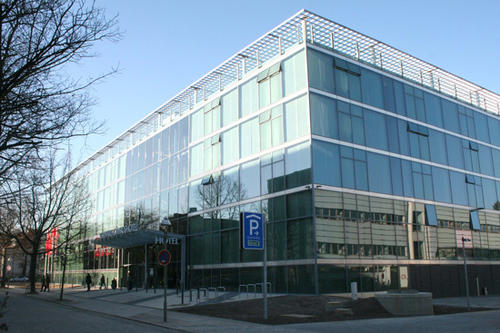 Licht und transparent zeigen sich Fassaden und das Innere des Campushotels