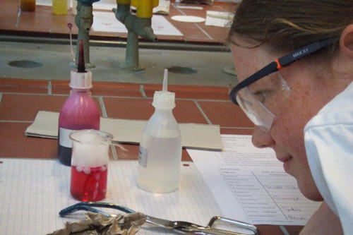 Laura experimentiert mit Trockeneis beim Workshop "Chemie - schön und nützlich"