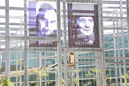 Die Transparante mit Otto Hahn und Lise Meitner wurden zuerst angebracht